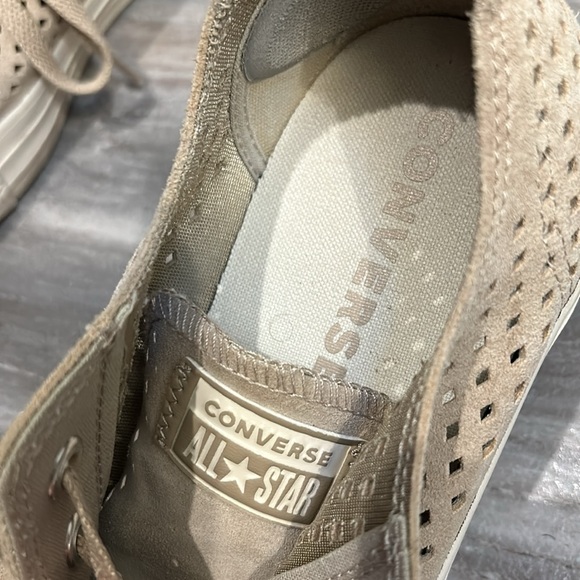 Converse Chuck Taylor All Stars low top perforated beige leather size Men’s 10.5 - Picture 3 of 4